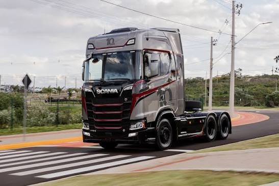 Projeto e modelo de caminhão TR242 2